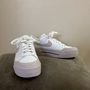 Nike court legacy lift sneakers